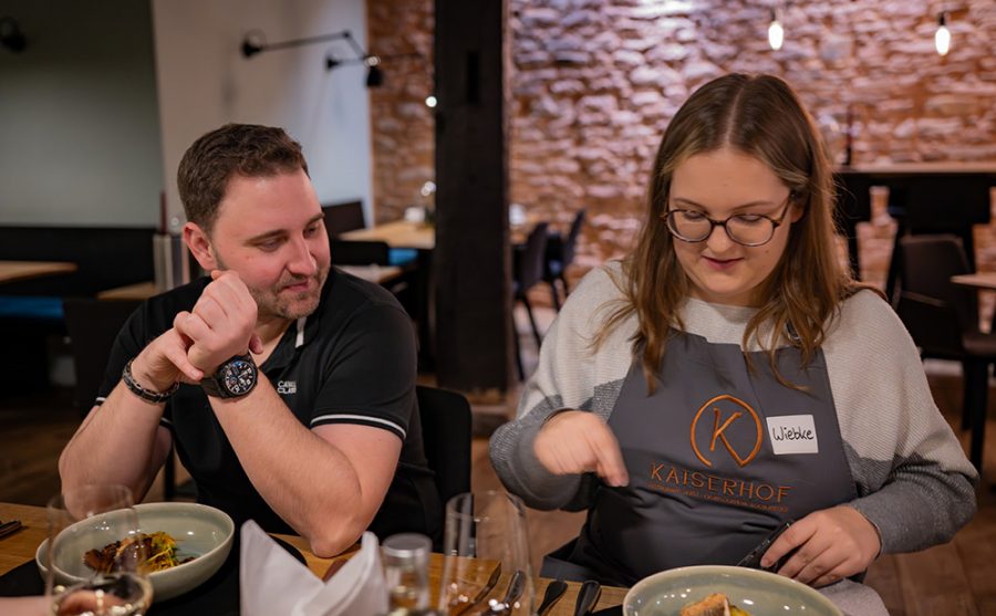 Ein Mann und eine Frau beim Abendessen