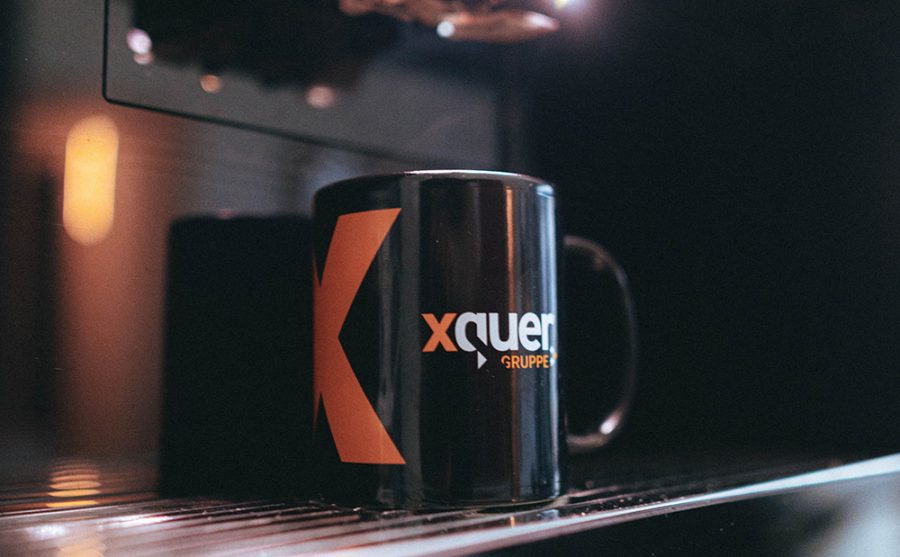 Eine Kaffeetasse unter dem Kaffeeautomaten