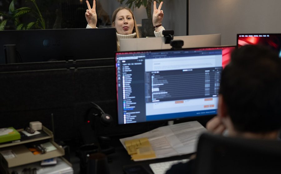 Eine Frau am Arbeitsplatz die fröhlich ist